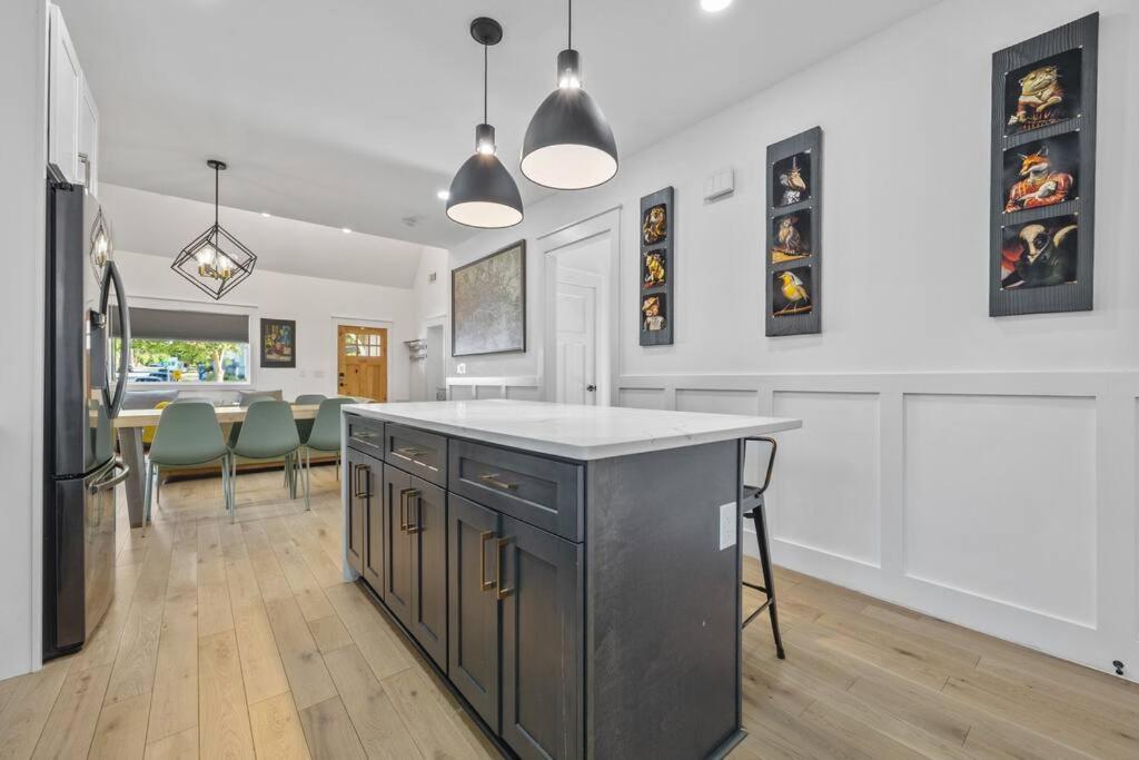 Designer Home: King Beds, Luxe Bath+Free Parking! Atlanta Exterior photo