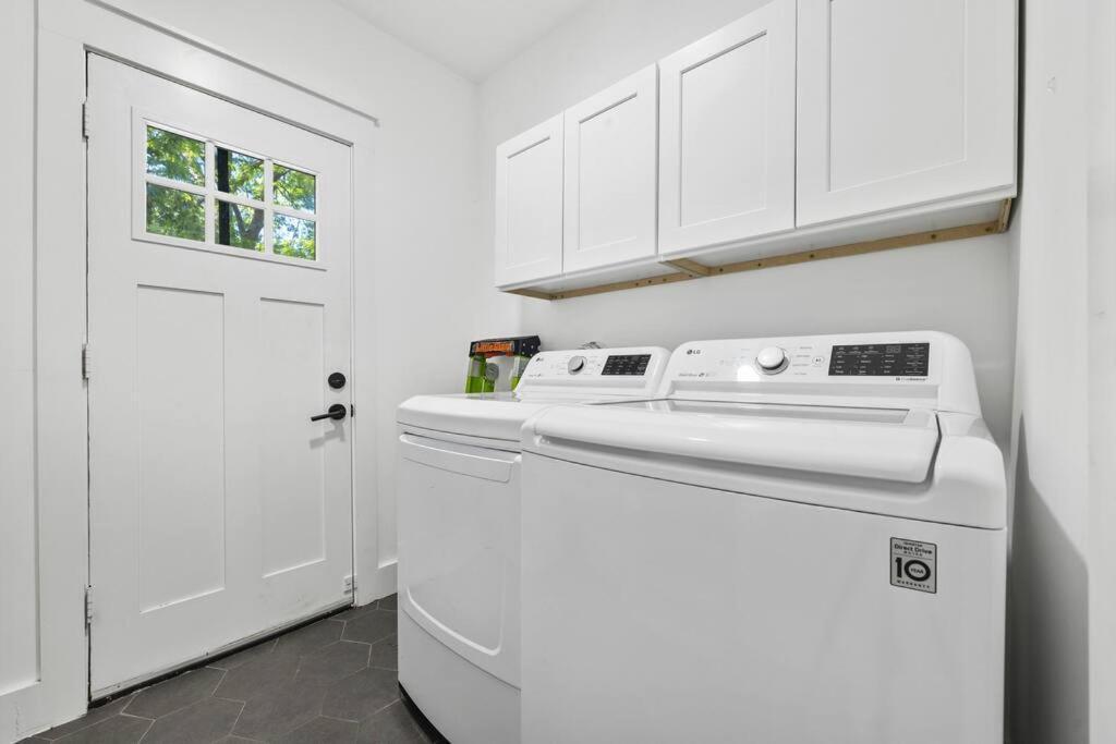 Designer Home: King Beds, Luxe Bath+Free Parking! Atlanta Exterior photo