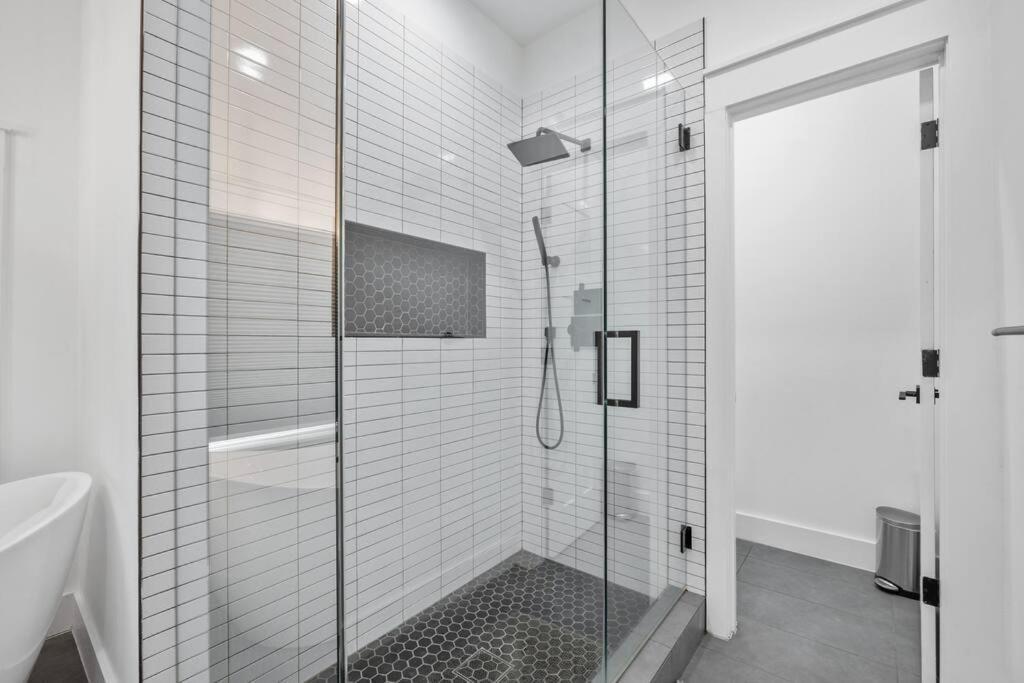 Designer Home: King Beds, Luxe Bath+Free Parking! Atlanta Exterior photo