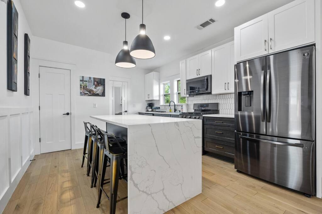 Designer Home: King Beds, Luxe Bath+Free Parking! Atlanta Exterior photo