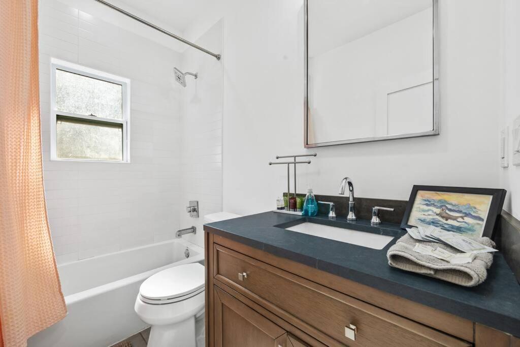 Designer Home: King Beds, Luxe Bath+Free Parking! Atlanta Exterior photo