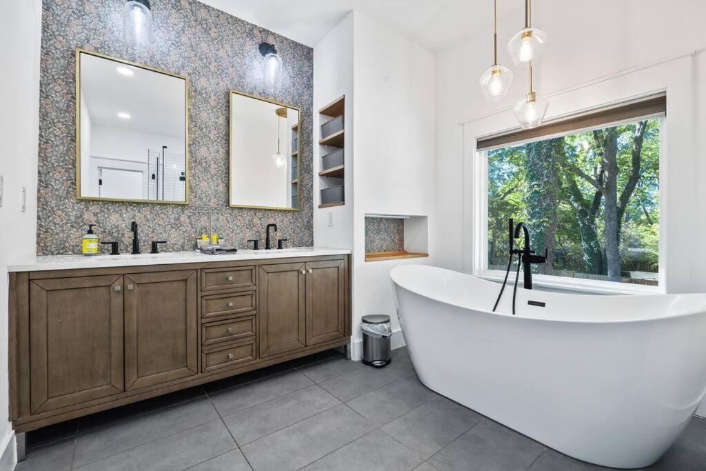 Designer Home: King Beds, Luxe Bath+Free Parking! Atlanta Exterior photo